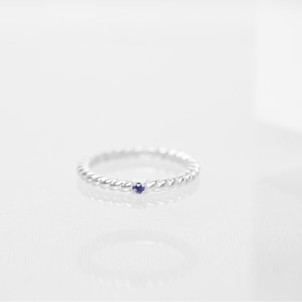 anneau solano torsadé en or blanc 18 carats avec une pierre saphir bleu