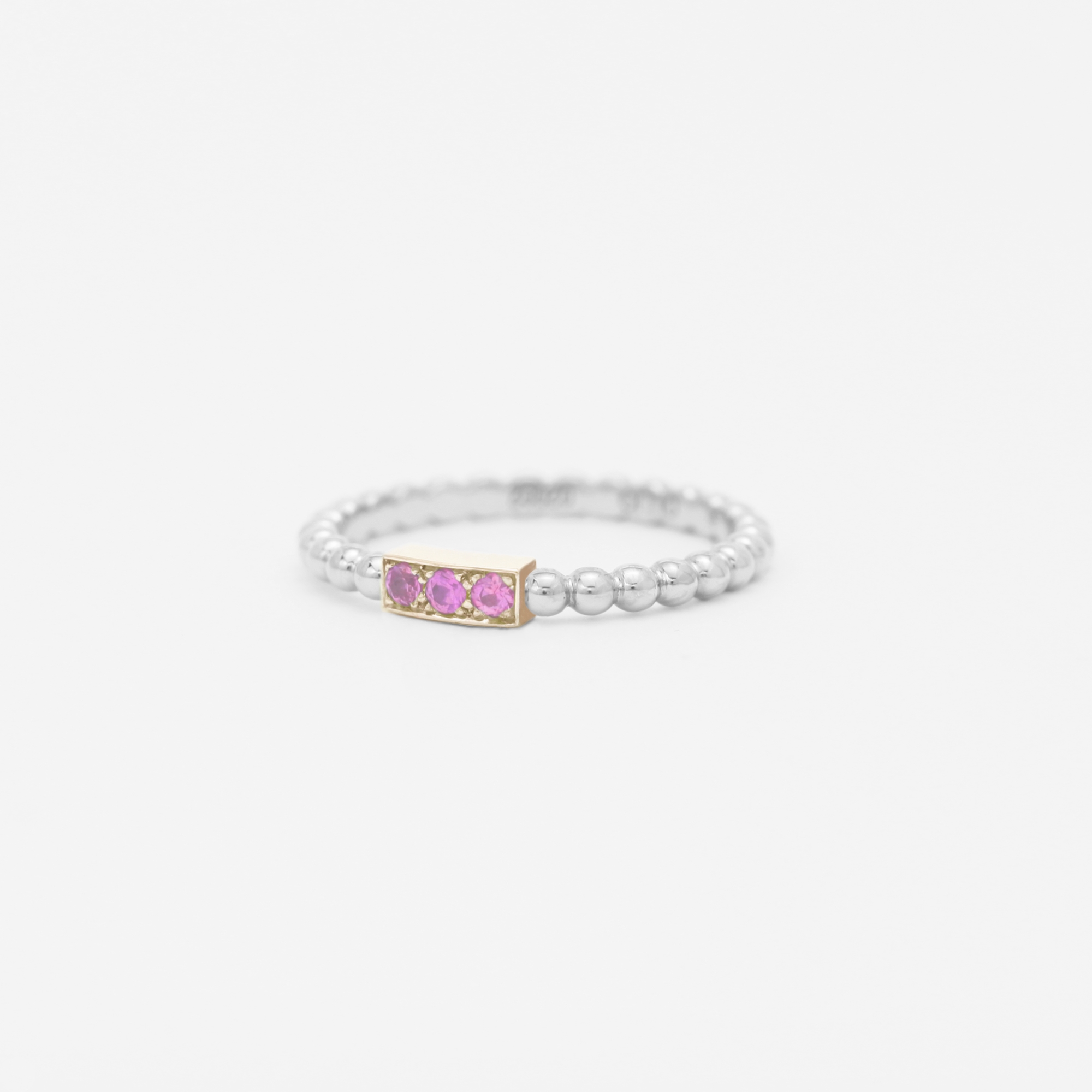 anneau perlé en or blanc 18 carats avec une barrette en or rose avec des saphirs roses