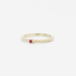 anneau perlé en or jaune 18 carats avec une barrette en or jaune avec un rubis