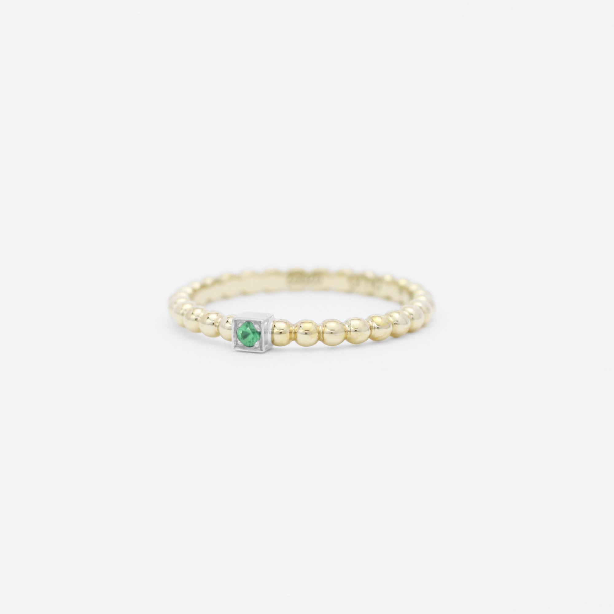 anneau perlé en or jaune 18 carats avec une barrette en or blanc avec un grenat vert