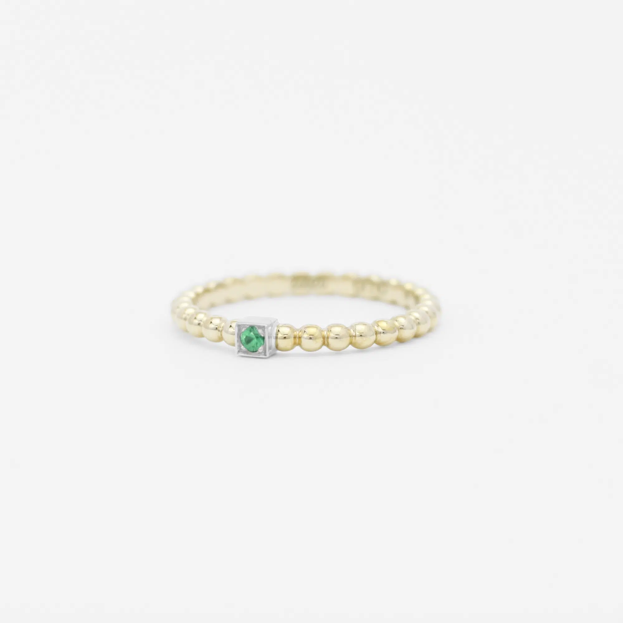 anneau perlé en or jaune 18 carats avec une barrette en or blanc avec un grenat vert