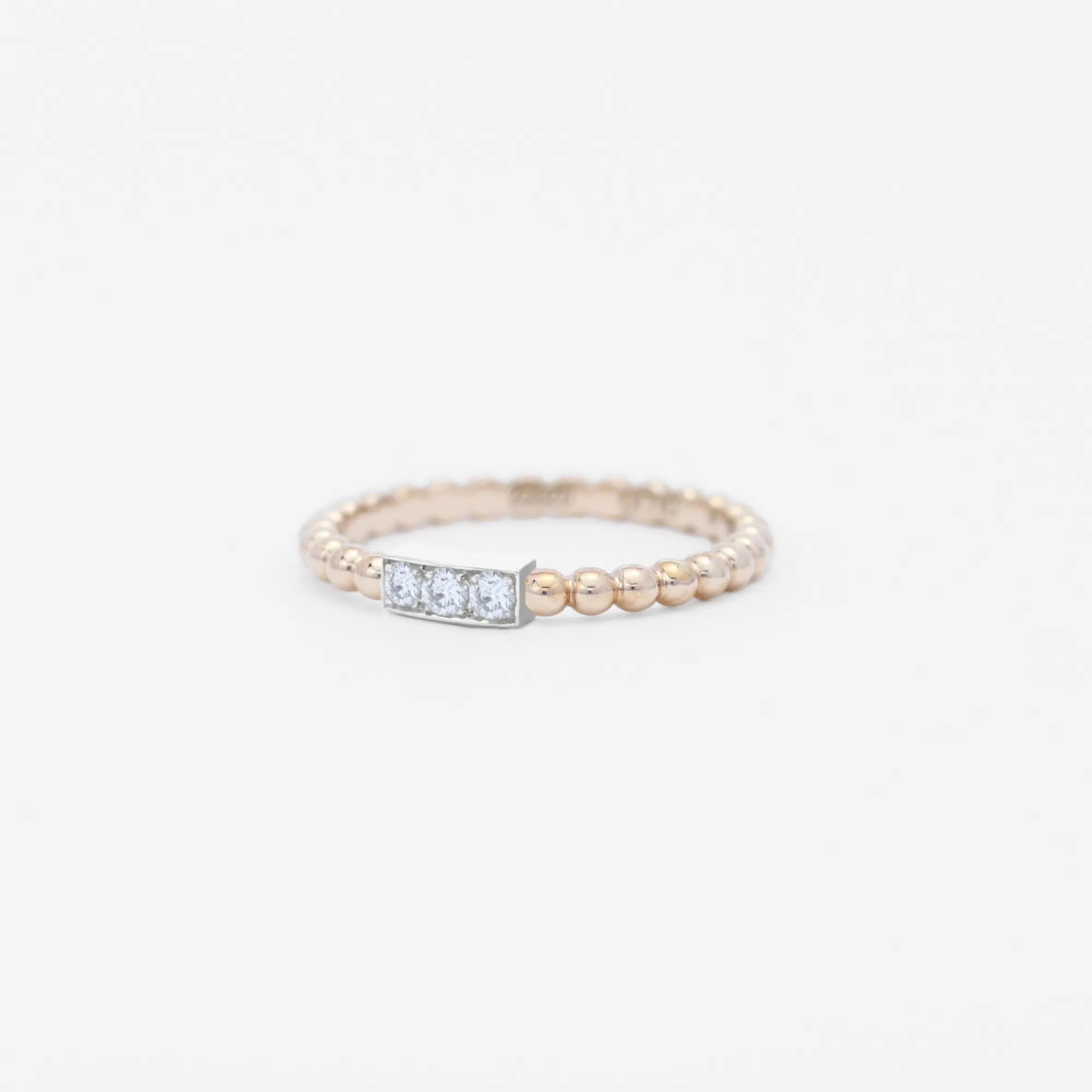 anneau perlé en or rose 18 carats avec une barrette en or blanc avec des diamants