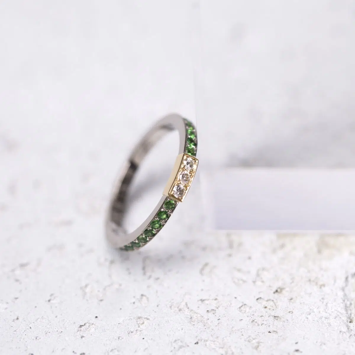 anneau serti en or blanc 18 carats avec des grenats verts et une barrette en or jaune avec des diamants
