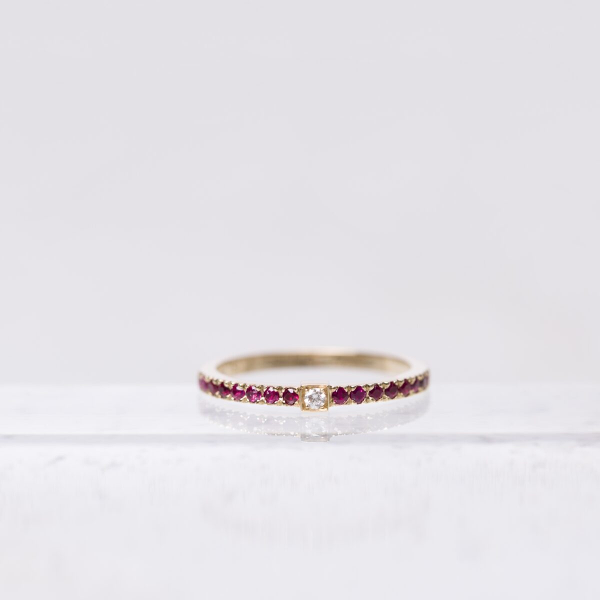 anneau serti en or rose 18 carats avec des rubis et une barrette en or rose avec un diamant