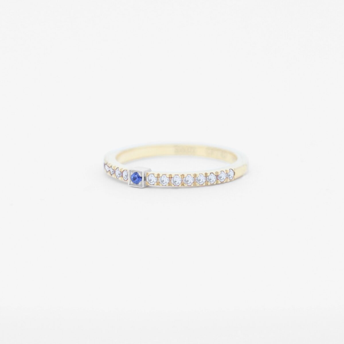 anneau serti en or jaune 18 carats avec une barrette en or blanc avec un saphir bleu