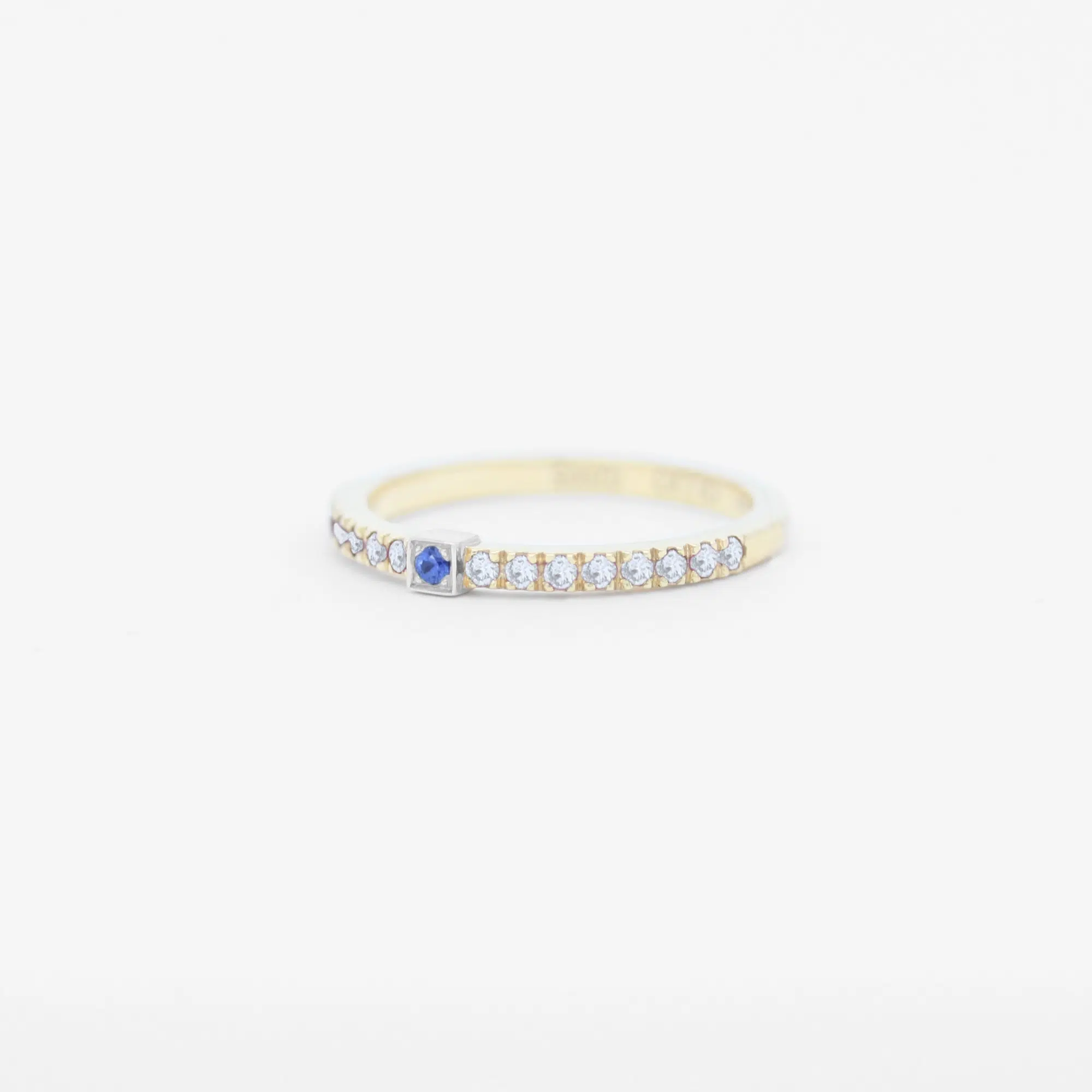 anneau serti en or jaune 18 carats avec une barrette en or blanc avec un saphir bleu