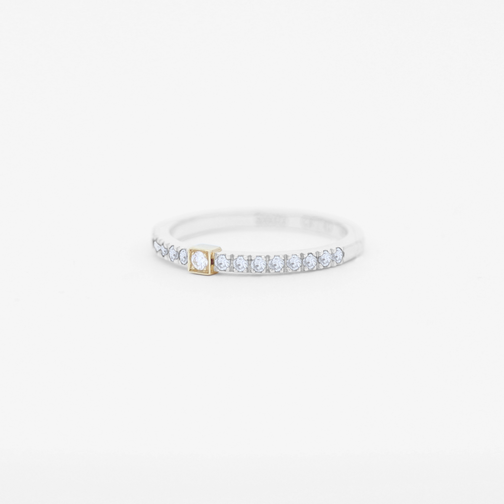 anneau serti en or blanc 18 carats avec une barrette en or jaune avec un diamants
