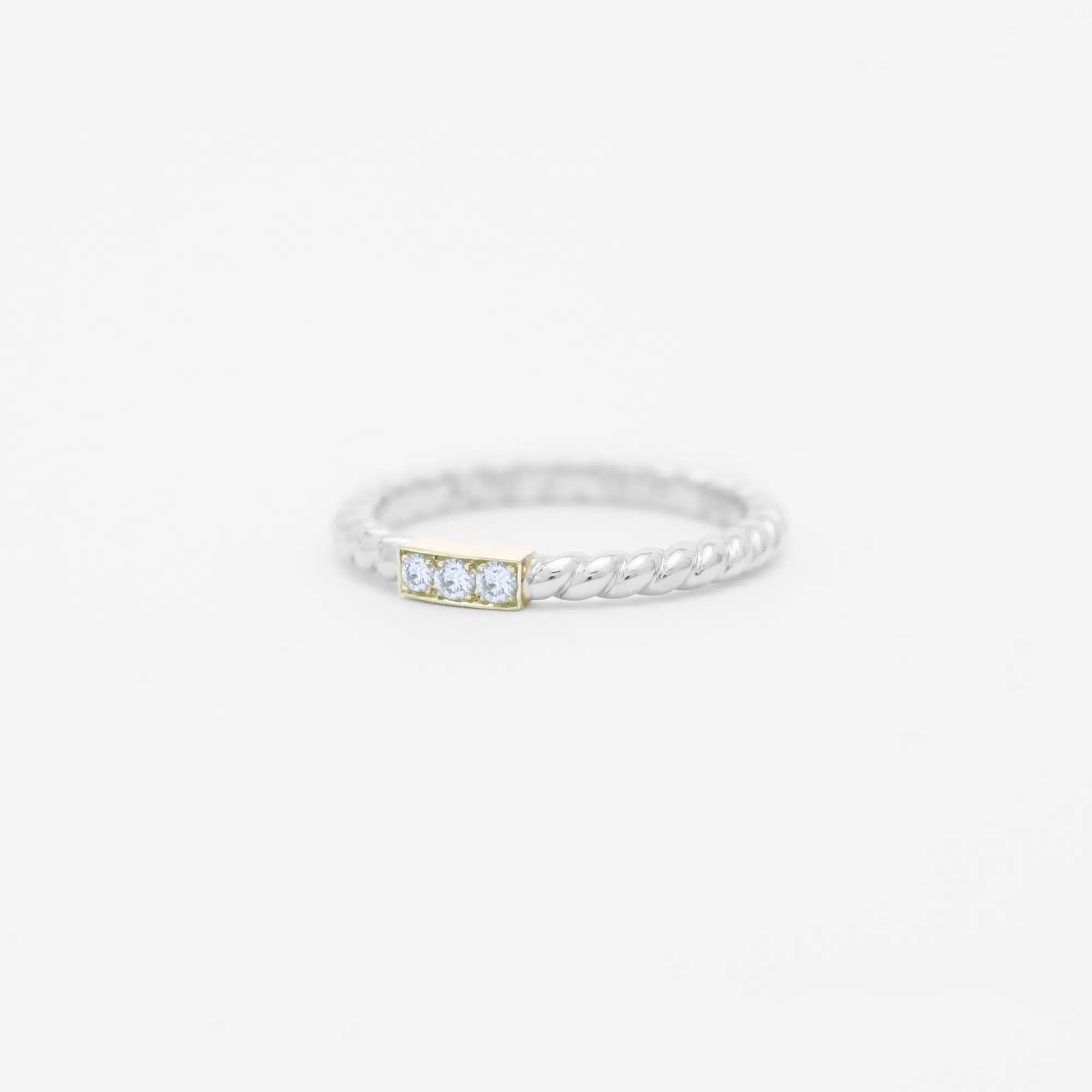 anneau solano torsadé en or blanc 18 carats avec une barrette en or jaune avec des diamants
