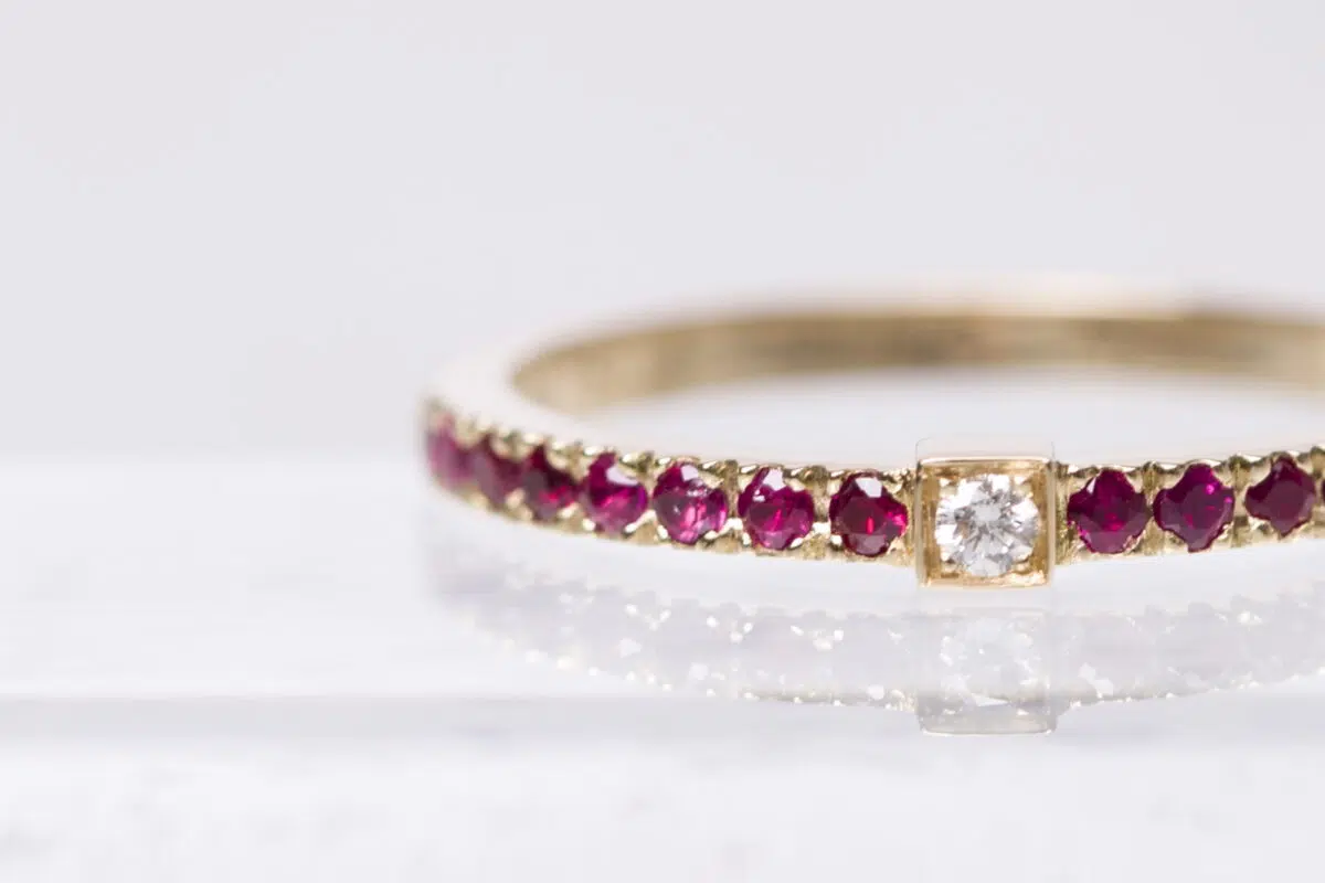 bague solano en or jaune 18 carats avec un anneau serti de pierres rubis et une barrette en or jaune avec un diamant