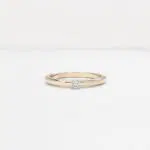 anneau bombé en or rose 18 carats avec une barrette en or blanc avec un diamant