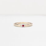 anneau bombé en or rose 18 carats avec une barrette en or blanc avec une pierre rubis