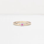 anneau bombé en or rose 18 carats avec une barrette en or blanc avec une pierre saphir rose