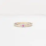 anneau bombé en or rose 18 carats avec une barrette en or blanc avec une pierre saphir rose