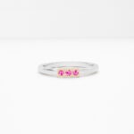 anneau bombé en or blanc 18 carats avec une barrette en or rose et des pierres saphirs roses