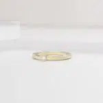 anneau bombé en or jaune 18 carats avec une barrette en or rose avec un diamant