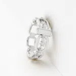 anneau maillon avec des diamants en or blanc 18 carats et une barrette en or blanc