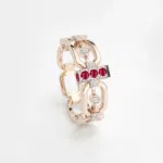 anneau maillon avec des diamants en or rose 18 carats, barrette en or blanc avec des pierres rubis