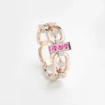 anneau maillon avec des diamants en or rose 18 carats, barrette en or blanc avec des pierres saphirs roses