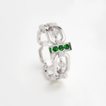 anneau maillon avec des diamants en or blanc 18 carats, barrette en or blanc avec des pierres grenats verts
