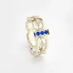 anneau maillon avec des diamants en or jaune 18 carats, barrette en or jaune avec des pierres saphirs bleus
