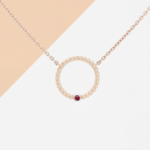 Pendentif en or rose 18 carats en forme d'anneau perlé avec un diamant en or blanc et une pierre rubis