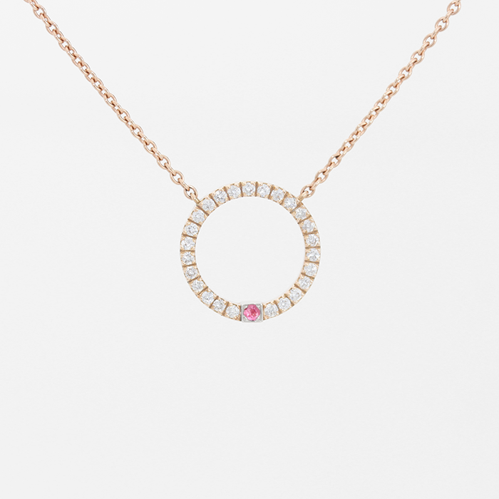 Pendentif avec un anneau en or rose 18 carats, des diamants, une barrette en or blanc et des pierres saphirs roses