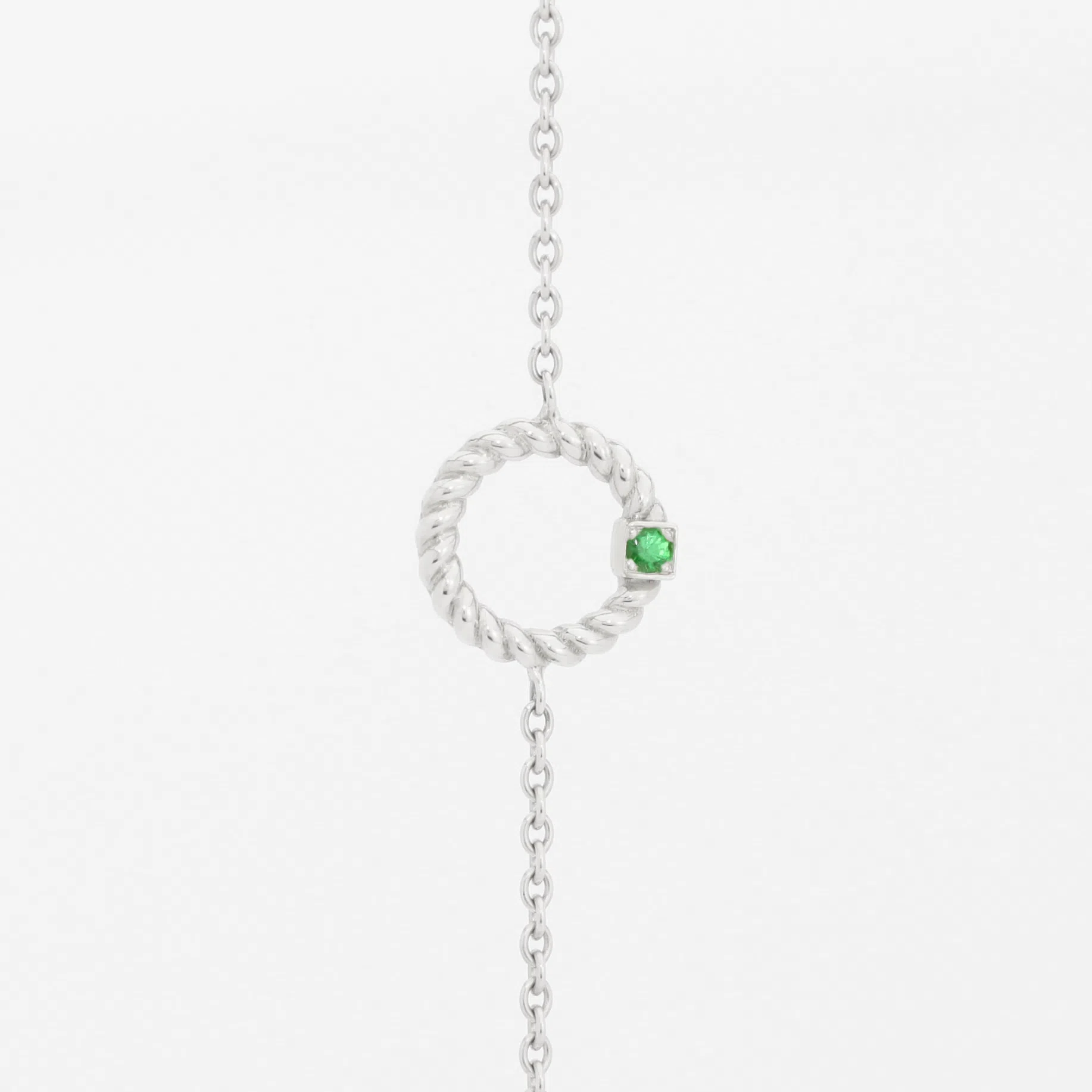 Bracelet en or blanc 18 carats en forme d'anneau torsadé avec un diamant en or blanc et une pierre grenat vert