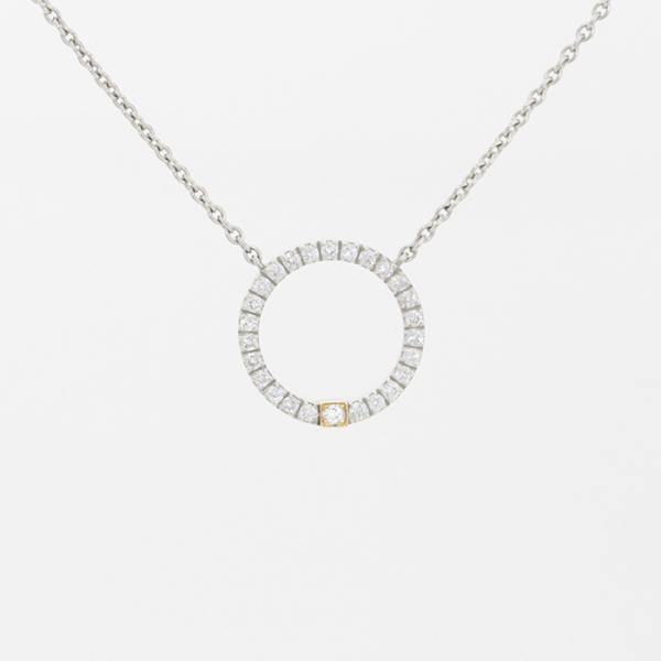 Pendentif en or blanc 18 carats en forme d’anneau serti composé de diamants et d’une barrette en or jaune