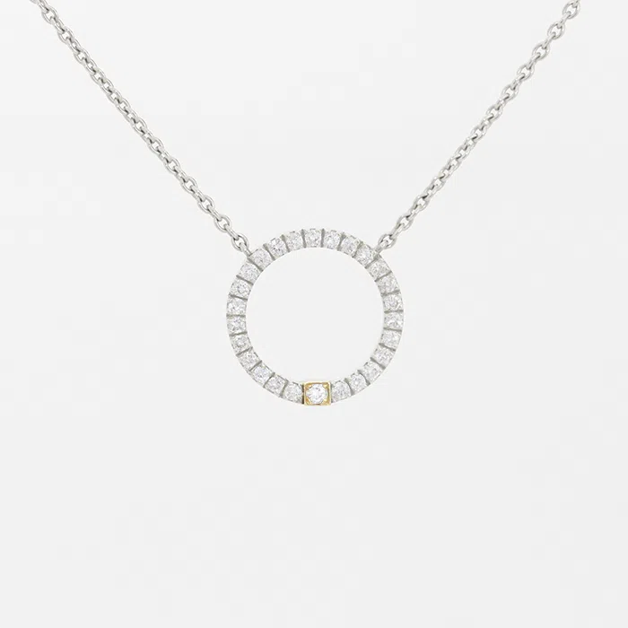Pendentif en or blanc 18 carats en forme d’anneau serti composé de diamants et d’une barrette en or jaune