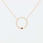 Pendentif en or rose 18 carats en forme d'anneau torsadé avec un diamant en or rose et une pierre rubis