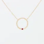 Pendentif en or rose 18 carats en forme d'anneau torsadé avec un diamant en or rose et une pierre rubis