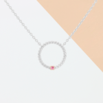 Pendentif en or blanc 18 carats en forme d'anneau torsadé avec un diamant en or rose et une pierre saphir rose