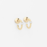 Paire de boucle d'oreille en or jaune 18 carats en forme de créole perlé ainsi qu'une barrette en or blanc sertie d'un diamant.