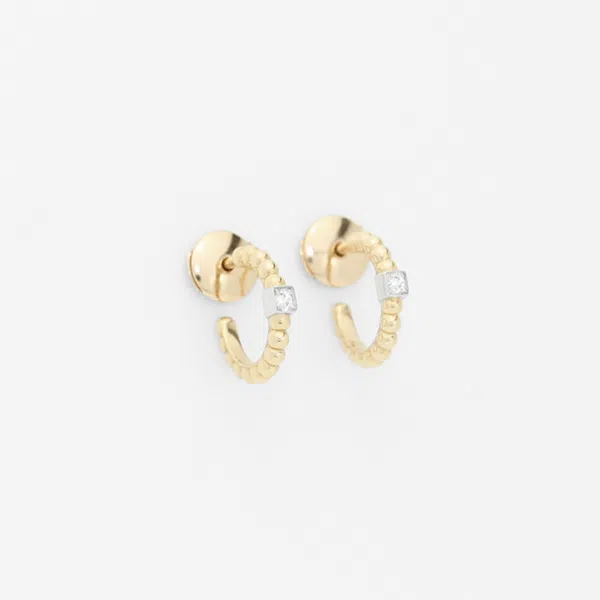Paire de boucle d'oreille en or jaune 18 carats en forme de créole perlé ainsi qu'une barrette en or blanc sertie d'un diamant.