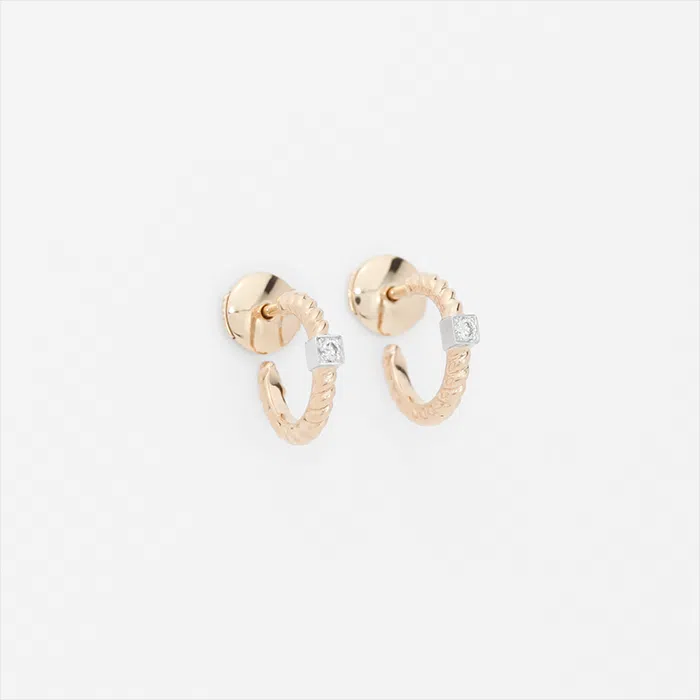 Paire de boucle d'oreille en or rose 18 carats en forme de créole torsadé ainsi qu'une barrette en or blanc sertie d'un diamant.