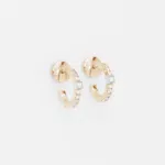 Paire de boucle d'oreille en or rose 18 carats en forme de créole sertie de diamants ainsi qu'une barrette en or blanc sertie d'un diamant.