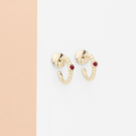 Paire de boucle d'oreille en or jaune 18 carats en forme de créole perlé ainsi qu'une barrette en or jaune sertie d'un rubis.