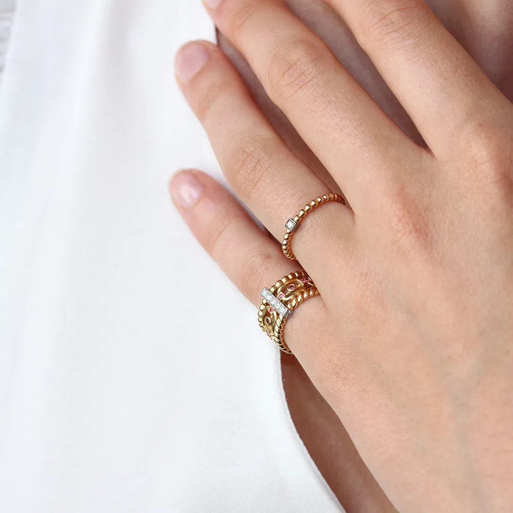 bague et anneau en or 18 carats avec des diamants et des rubis, portés sur un modèle doigt