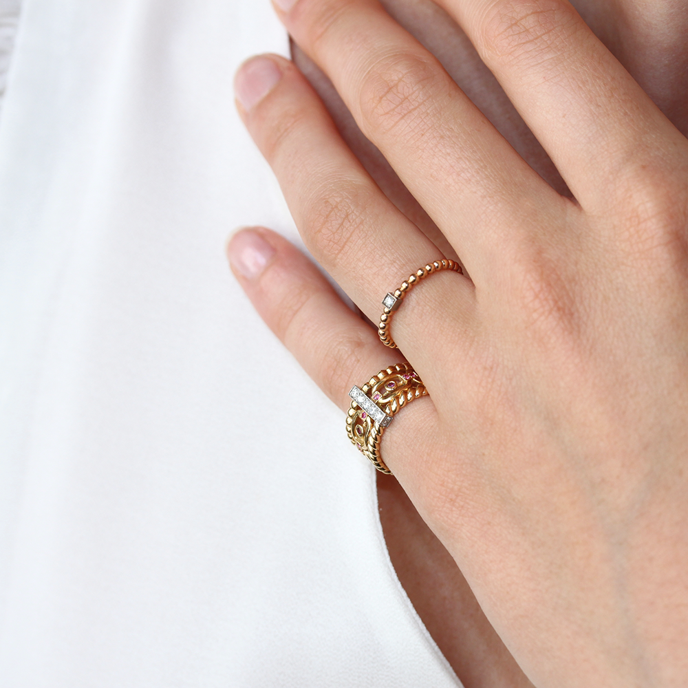 bague et anneau en or 18 carats avec des diamants et des rubis, portés sur un modèle main