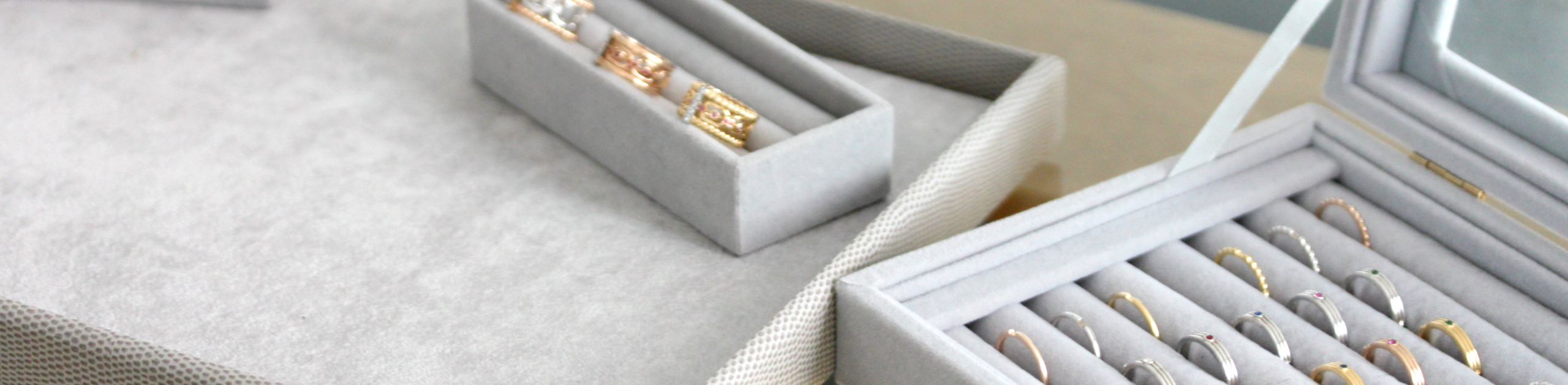 bandeau maison, boîte de bagues en or 18 carats avec des pierres précieuses et des diamants