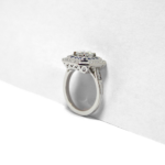 bague arty octogone en or blanc 18 carats alternant avec des diamants et des saphirs bleus, mettant en valeur le diamant central
