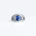 Bague en or blanc 18 carats serti de diamants en croisillons entre les 2 anneaux ainsi qu'un saphir bleu en pierre de centre.