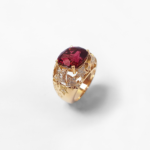 Bague en or rose 18 carats imaginée autour d'un ciel étoilé en diamants entourant un magnifique grenat rhodolite.
