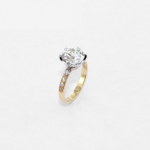 Bague solitaire en or jaune et blanc 18 carats composé d'un anneau demi-serti de diamants et d'un magnifique diamant pour pierre de centre