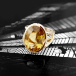 Bague deux anneaux en v en or jaune 18 carats serti d'une citrine en pierre de centre.