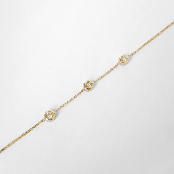 Bracelet en or jaune 18 carats serti de 3 diamants.