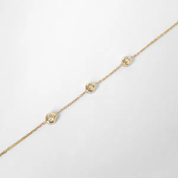 Bracelet en or jaune 18 carats serti de 3 diamants.