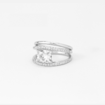 Bague trois anneaux, dont deux anneaux sertis de diamants le tout en or blanc 18 carats, ainsi qu'un diamant en pierre de centre.