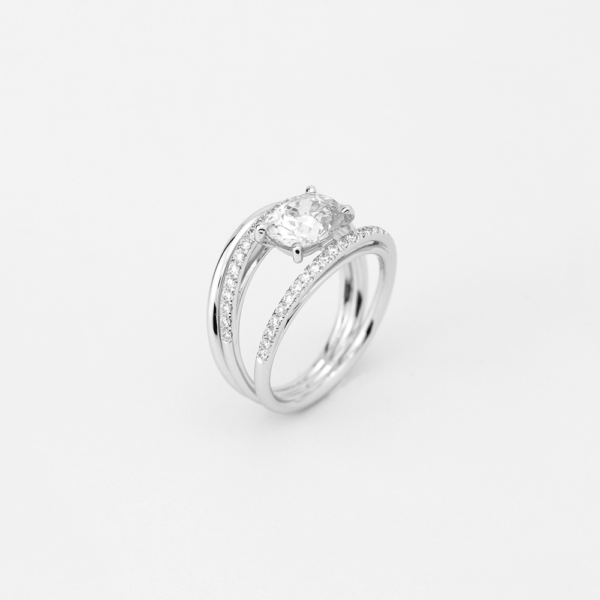 Bague trois anneaux, dont deux anneaux sertis de diamants le tout en or blanc 18 carats, ainsi qu'un diamant en pierre de centre.