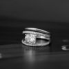 Bague en or blanc 18 carats 3 anneaux, sertie de diamants sur 2 anneaux avec un diamant en pierre de centre entre ces 2 anneaux.